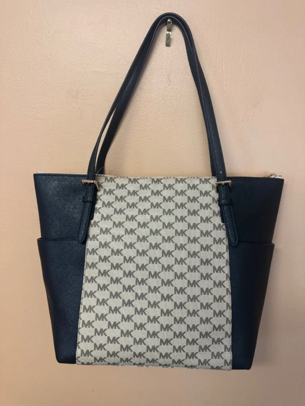 NWT Michael Kors Signature Logo Tote Bag Vanilla Multi Black Gold Zip Shoulder